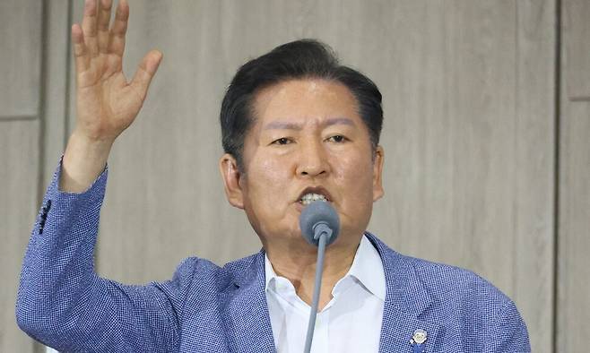 더불어민주당 대표 후보로 출마한 정청래 의원이 지난 29일 민주당 원외 조직인 더민주전국혁신회의가 청주 오스코에서 개최한 전국대회에서 정견발표를 하고 있다. 연합뉴스