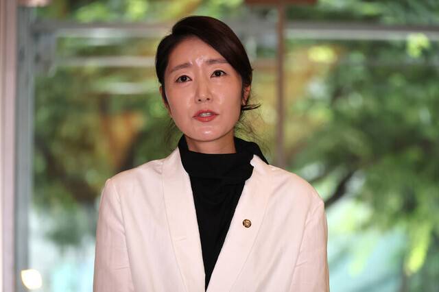 강선우 여성가족부 장관 후보자가 26일 오후 서울 종로구 인사청문 준비 사무실 앞에서 기자들의 질문에 대답하고 있다. 정용일 선임기자 yongil@hani.co.kr