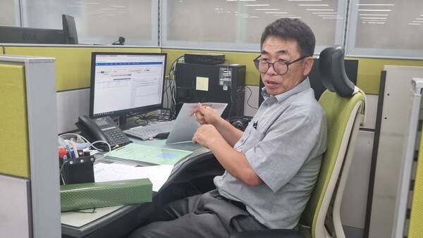 최근 인권위 사무실에서 후배가 찍어준 사진. 신홍주 제공