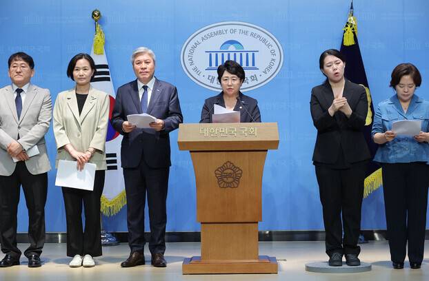 김선민 대표 권한대행(가운데)을 비롯한 조국혁신당 소속 의원들이 지난 18일 서울 여의도 국회 소통관에서 ‘검찰독재 정치보복 진상규명과 피해회복을 위한 특별법 발의’ 기자회견을 하고 있다. 연합뉴스