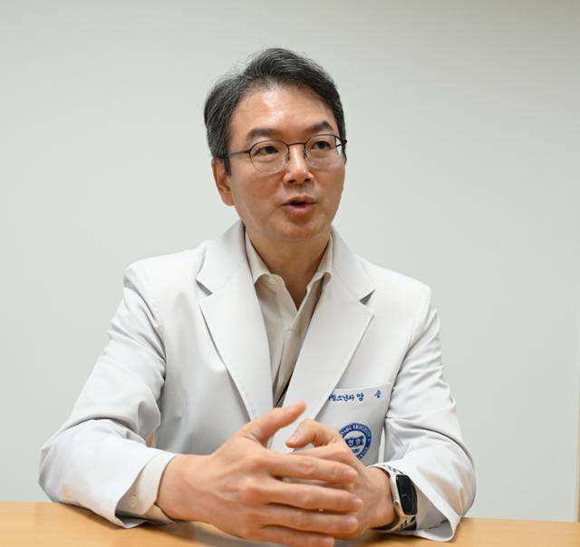 25일 한양대병원에서 만난 양승 소아청소년과 교수가 성장호르몬 치료에 대해 설명하고 있다. 한양대병원 제공