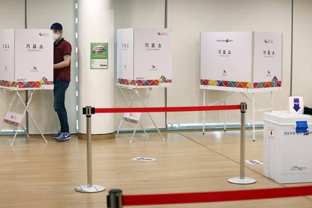 8회 전국동시지방선거일인 2022년 6월 1일 서울 한 투표소에서 유권자가 투표를 하고 있다. 기사 내용과 직접적 연관 없음. 연합뉴스