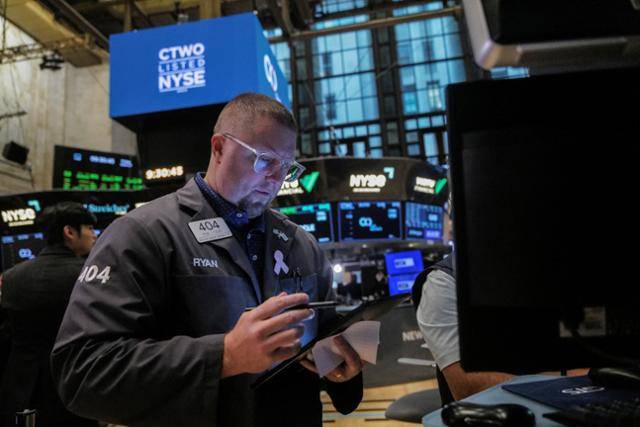 지난 27일 미국 뉴욕증권거래소(NYSE)에서 한 트레이더가 거래에 임하고 있다. 뉴욕=로이터 연합뉴스