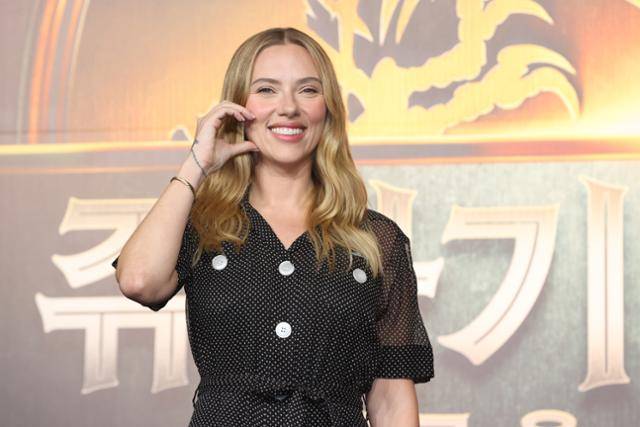 할리우드 배우 스칼릿 조핸슨이 1일 서울 종로구 포시즌스호텔에서 열린 영화 '쥬라기 월드: 새로운 시작' 내한 기자회견에서 오른손으로 하트 모양을 만들며 환히 웃고 있다. 연합뉴스