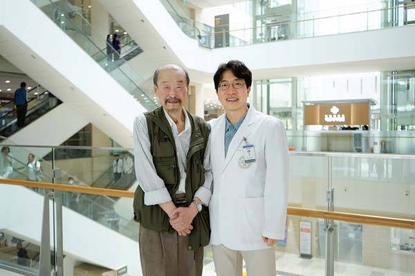 위암을 극복한 박기철씨(왼쪽)와 그의 주치의인 해운대백병원 외과 오성진 교수./사진=해운대백병원 제공