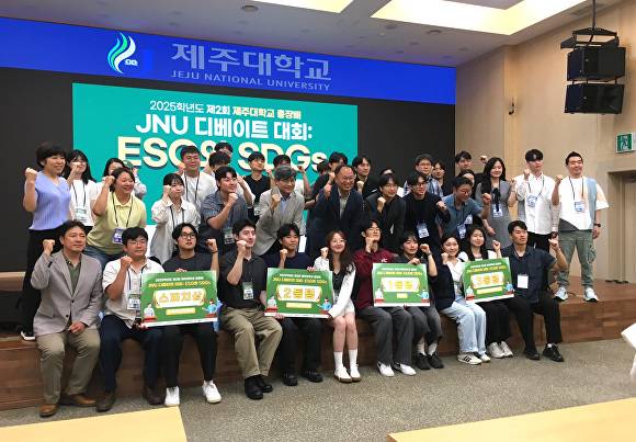 국립군산대 김서연 학생이 제2회 JNU 총장배 디베이트 대회에서 최우수상의 영예를 안았다. [사진=국립군산대학교 ]