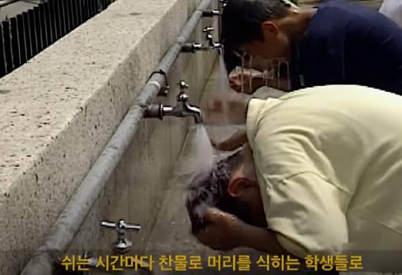 국민학생들은 쉬는 시간이 되면 더위를 식히기 위해 찬물에 머리를 감았다.  [사진=유튜브 @크랩, KBS 보도화면]