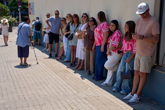 폭염 속 스페인 바르셀로나 사그라다 파밀리아 교회를 보러 온 관광객들이 그늘에 줄지어 서 있다. 2025.06.30 [사진=AP/연합뉴스]