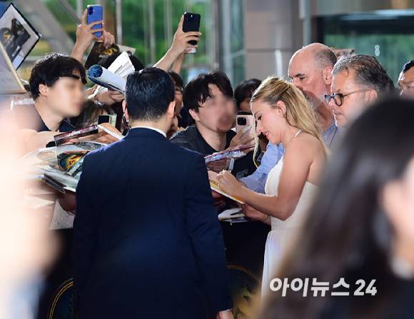 할리우드 배우 스칼렛 요한슨이 1일 오후 서울 영등포구 타임스퀘어에서 열린 영화 '쥬라기 월드: 새로운 시작' 내한 레드카펫 행사에 참석해 팬들에게 사인을 해주고 있다. [사진=정소희 기자]