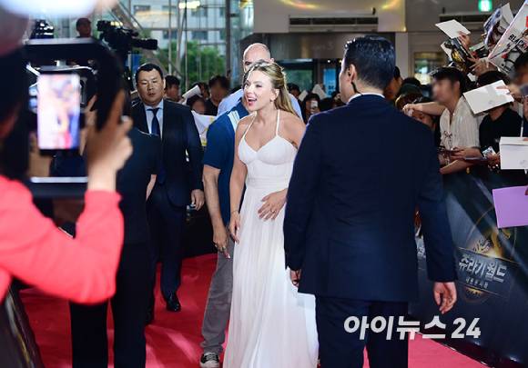 할리우드 배우 스칼렛 요한슨이 1일 오후 서울 영등포구 타임스퀘어에서 열린 영화 '쥬라기 월드: 새로운 시작' 내한 레드카펫 행사에 참석해 팬사인회를 멈추고 SNS 매거진 존을 향하고 있다. [사진=정소희 기자]