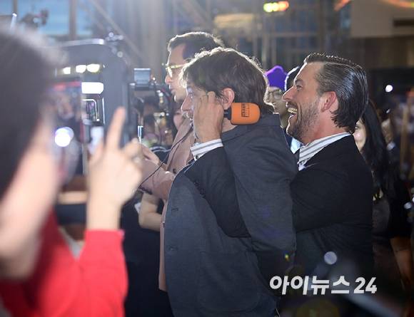 1일 오후 서울 영등포구 타임스퀘어에서 열린 영화 '쥬라기 월드: 새로운 시작' 내한 레드카펫 행사에서 배우 루퍼트 프렌드, 조나단 베일리, 가렛 에드워즈 감독이 SNS 매거진과 인터뷰를 하고 있다. [사진=정소희 기자]