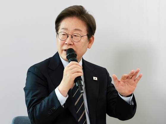 이재명 대통령이 30일 서울 용산 대통령실 파인그라스에서 열린 문화예술계 수상자 간담회에서 발언하고 있다. 연합뉴스