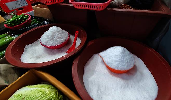 한 재래시장 채소가게 진열대에 소금이 놓여있다. 프리랜서 김성태