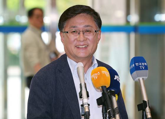 김성환 환경부 장관 후보자가 24일 오전 서울 영등포 이룸센터 내 청문회 준비 사무실로 출근하며 취재진 질문에 답하고 있다. 뉴스1