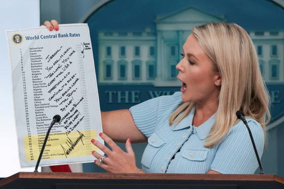 지난달 30일 백악관에서 트럼프 행정부의 무역관세에 관한 브리핑을 하는 캐롤라인 레빗 대변인. [로이터=연합뉴스]