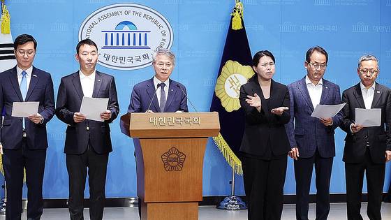 더불어민주당 장경태(왼쪽부터)?김용민?민형배?강준현?김문수 의원이 11일 서울 여의도 국회 소통관에서 검찰청법 폐지법안, 공소청 신설법안 등 검찰개혁을 위해 발의한 법안들에 대해 설명하고 있다. 연합뉴스