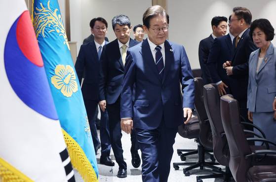 이재명 대통령이 1일 서울 용산 대통령실 청사에서 열린 국무회의에 입장하고 있다.    대통령실사진기자단