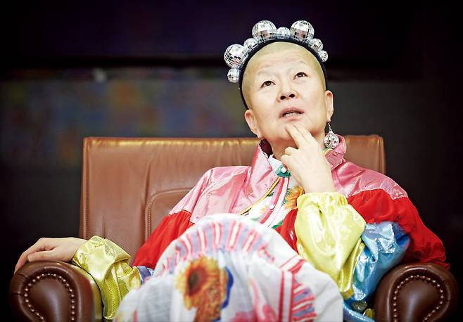 안은미는 아르떼와의 만남에서 “온 세상이 핑크색이면 좋을 것 같아 핑크색 옷을 입고 다닌다”고 했다.  문덕관 사진작가