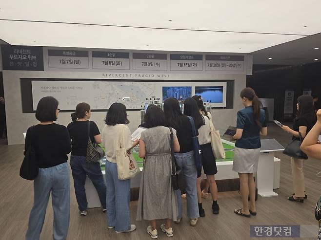 서울 영등포구 영등포동 '리버센트 푸르지오 위브' 모형도를 보는 예비 청약자들. 사진=이송렬 기자.