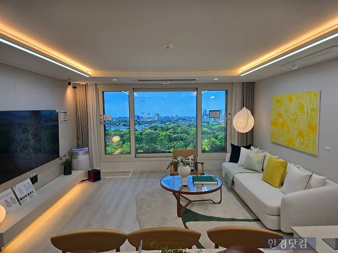 서울 영등포구 영등포동 '리버센트 푸르지오 위브' 전용 84㎡C 거실 모습. 사진=이송렬 기자.