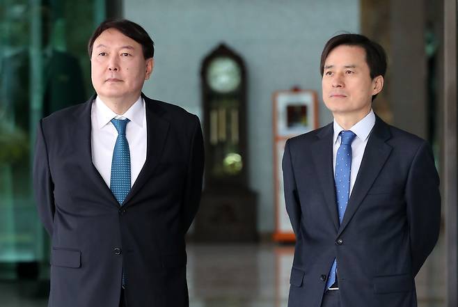 한솥밥을 먹던 '특수통' 선후배였던 조은석 내란 특별검사(오른쪽)와 윤석열 전 대통령이 7년 만에 수사하는 자와 수사받는 자로 다시 만나 '강대강' 대결을 펼치고 있다. 사진은 지난 2017년 10월 23일 조은석 당시 서울고검장과 윤석열 서울중앙지검장이 서울고검에서 열린 국회 법사위 국정감사에 앞서 국감장에 도착하는 의원들을 기다리는 모습. 뉴스1