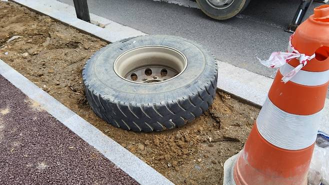 달리던 화물차의 바깥쪽 뒷바퀴가 빠져 여고생 A양을 덮쳤다./사진=경기소방재난본부