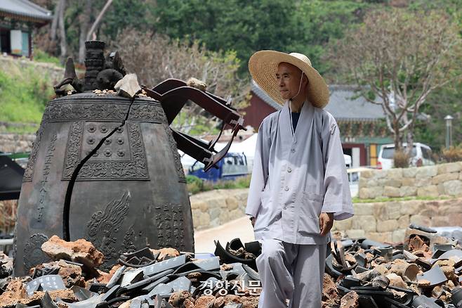 경북 의성군 고운사 주지 등운스님이 19일 대형 산불로 전소된 사찰 경내를 둘러보고 있다. 정지윤 선임기자