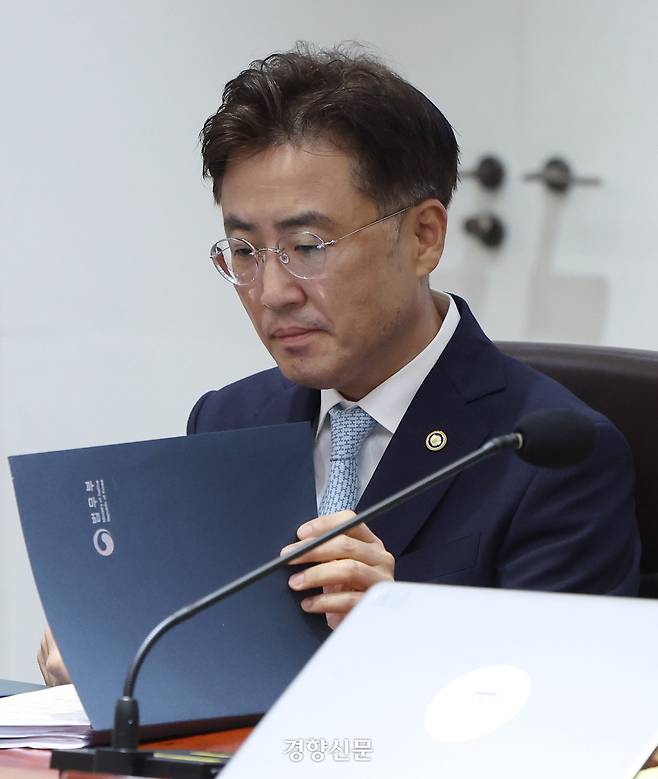 이진수 법무부 장관 직무대행 겸 차관이 1일 용산 대통령실 청사에서 열린 국무회의에 참석하고 있다. 김창길 기자