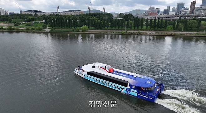 1일 오후 한강버스 시민체험단과 취재진을 태운 한강버스가 서울 광진구 뚝섬 선착장을 떠나 송파구 잠실 선착장으로 이동하고 있다. 문재원 기자