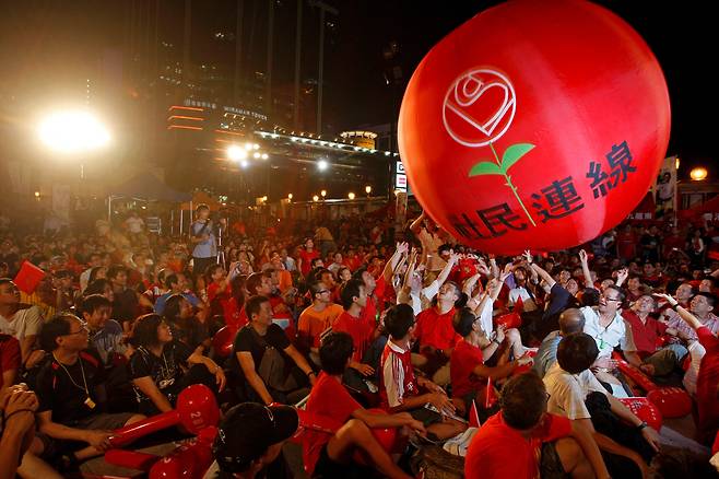 Supporters of the League of Social Democrats, a pro-democracy group, play with a balloon during a campaign rally in Hong Kong on September 9, 2008. [REUTERS/YONHAP]