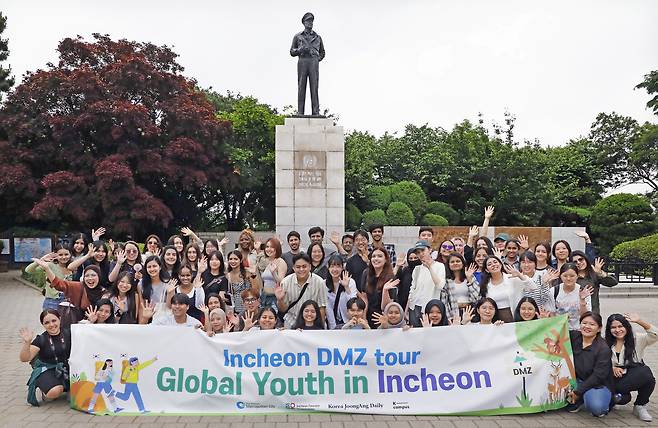 Students participating in the Incheon DMZ Tour pose for a photo infront of the General MacArthur statue at Jayu Park in Jung District, Incheon, on June 27. [PARK SANG-MOON]