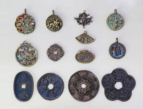 Various engraved byeoljeon coins, which are commemorative coins invalid as legal tender [PARK SANG-MOON]