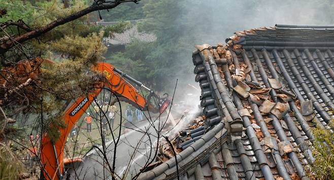 30일 서울 성북구 '성북동 별서' 내 송석정에서 화재가 발생, 소방대원들이 진화작업을 하고 있다. 사진공동취재