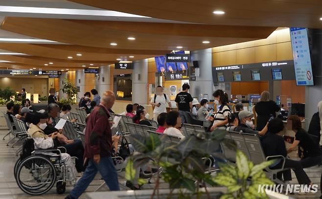 서울의 한 대학병원에서 환자들이 진료를 기다리고 있다. 박효상 기자