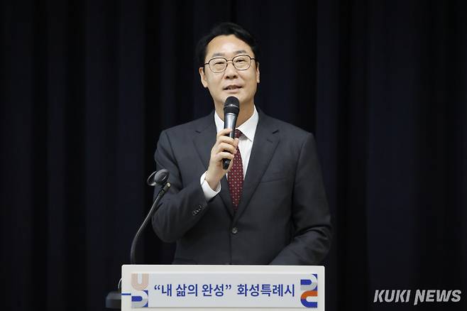 정명근 화성시장이 1일 시청에서 취임 3주년 시정 브리핑을 통해 그간의 성과와 향후 시정방향을 설명하고 있다.&nbsp; 화성시 제공