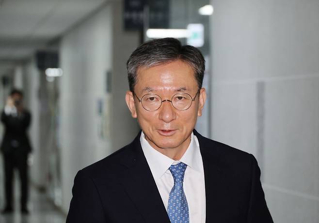 이재명 정부의 첫 법무부 장관 후보자로 지명된 더불어민주당 정성호 의원이 30일 서울 여의도 국회 의원회관 의원실로 들어서고 있다. 연합뉴스