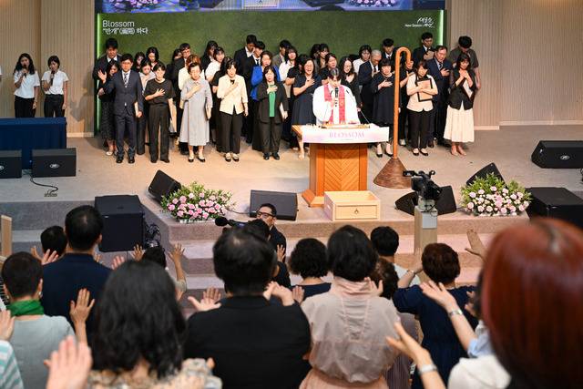 이제일 목사가 29일 인천 남동구 인천제일교회에서 열린 비전선교사 파송예배에서 강대상 뒤편 비전선교사들을 파송하며 축복 기도를 드리고 있다. 인천=신석현 포토그래퍼