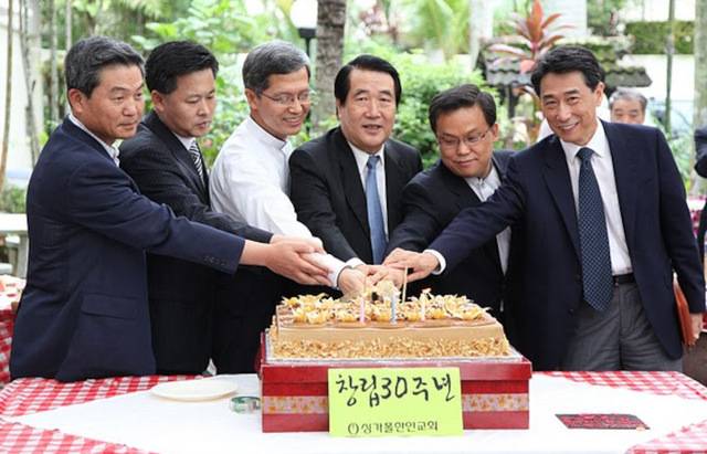 교회 창립 30주년 기념행사 케이크 커팅 장면. 싱가폴한인교회 제공