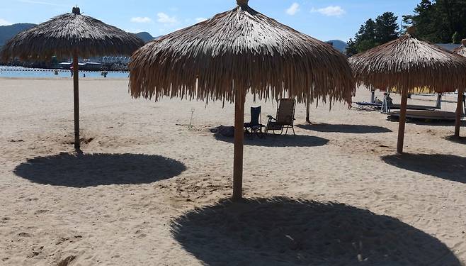 전국적으로 무더위가 이어진 6월 30일 오후 경남 창원시 마산합포구 광암해수욕장에서 쉼터가 설치돼 있다. 연합뉴스