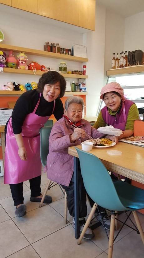 세우는교회가 운영 중인 ‘꼬망도시락카페’에서 교인 등이 소외계층을 위한 도시락을 포장하고 있다. 아래 사진은 봉사자들이 지역 내 홀몸노인과 함께 식사하는 모습. 세우는교회 제공