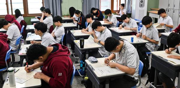 경기도내 한 고등학교 3학년 학생들이 모의고사를 치르고 있는 모습. 사진은 기사 내용과 관련 없음. 경기일보DB
