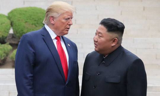 지난 2019년 6월 30일 도널드 트럼프 미국 대통령과 북한 김정은 국무위원장이 판문점 군사분계선 북측 지역에서 만나 대화하고 있다. 연합뉴스