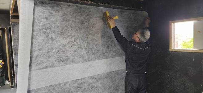 한국폴리텍대 서울 강서캠퍼스에서 실내건축디자인과의 한 교육생이 도배 작업을 하고 있다. 사진=한국폴리텍대