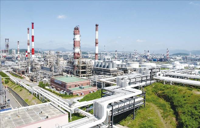석유화학 산업은 업계 전체가 구조적인 위기에 빠졌다. SK이노베이션의 재무 부담도 커지고 있다. 사진은 SK이노베이션 울산컴플렉스 전경. (SK이노베이션 제공)