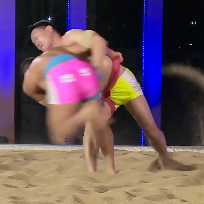 개그맨 윤형빈(오른쪽)이 2022년 방영 씨름 예능프로그램 ‘천하제일장사’ 시즌1 단판 승부 8강전 1경기에서 Road to UFC 시즌4 준결승 윤창민을 이기고 있다. 사진=채널A/채널S