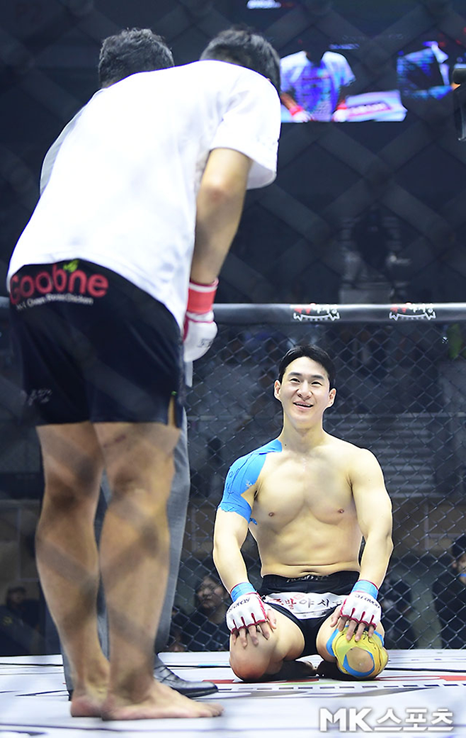 개그맨 윤형빈이 2025년 6월 서울특별시 장충체육관 로드FC 73 종합격투기 스페셜 이벤트 패배를 인정하며 무릎을 꿇은 구독자 205만 먹방 유튜버 밴쯔에게 고개와 허리를 숙여 존중을 표현하고 있다. 사진(서울 장충동)=김영구 기자