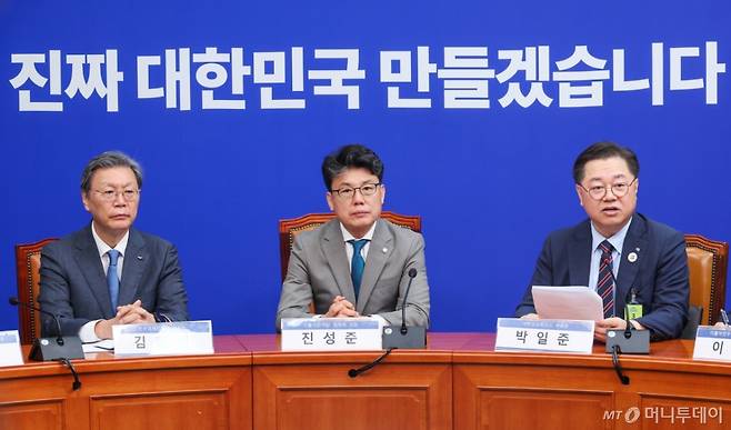 박일준 대한상공회의소 상근부회장이 30일 서울 여의도 국회에서 열린 더불어민주당-경제 6단체 상근부회장단 상법 간담회에서 모두 발언을 하고 있다. 왼쪽부터 김창범 한국경제인협회 부회장, 진성준 정책위의장, 박 부회장./사진=뉴스1