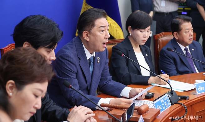 (서울=뉴스1) 안은나 기자 = 김병기 더불어민주당 대표 직무대행 겸 원내대표가 30일 오전 서울 여의도 국회에서 열린 최고위원회의에 참석해 모두 발언을 하고 있다. 2025.6.30/뉴스1  Copyright (C) 뉴스1. All rights reserved. 무단 전재 및 재배포,  AI학습 이용 금지. /사진=(서울=뉴스1) 안은나 기자
