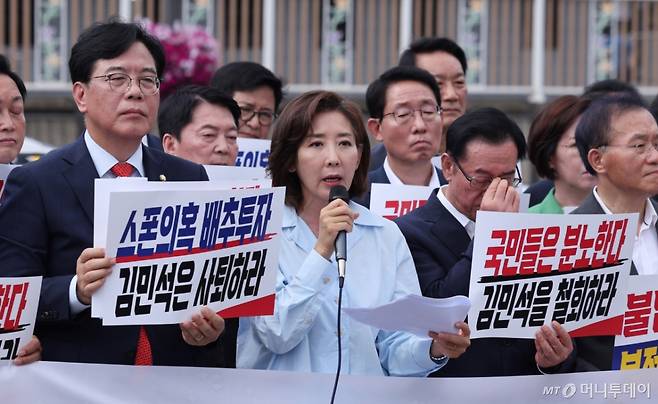 나경원 국민의힘 의원이 1일 서울 용산구 대통령실 앞에서 열린 현장 의원총회에서 김민석 국무총리 후보자 지명 철회를 촉구하고 있다. 2025.7.1/사진=뉴스1 /사진=(서울=뉴스1) 박지혜 기자