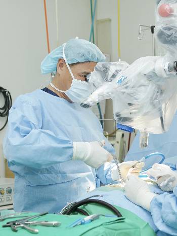 고한승 병원장이 미세현미경디스크제거술(LD)을 집도하는 장면./사진=힘찬병원